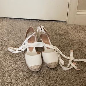 Sandal wedge! They tie around your ankles!